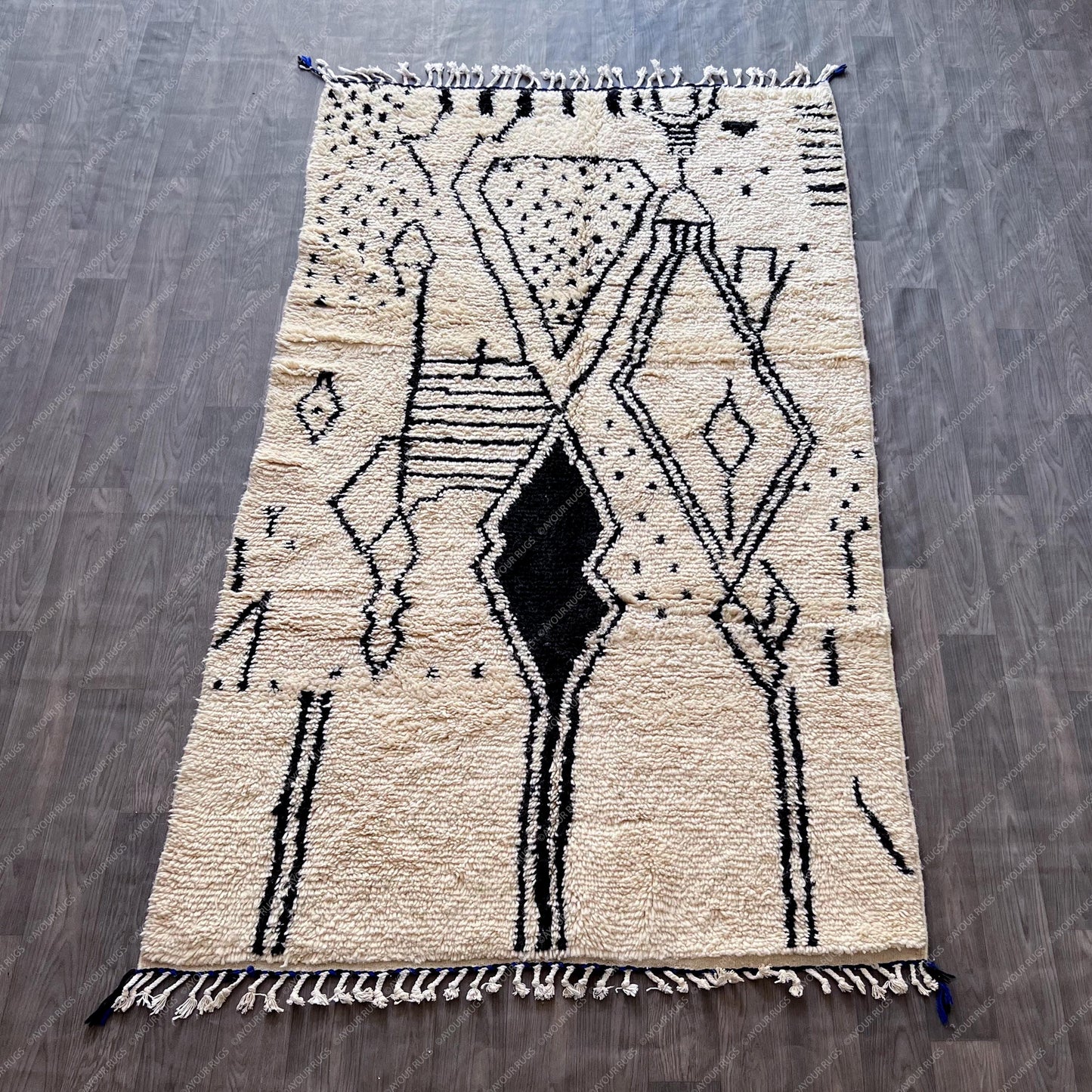 Authentic Azilal Moroccan Rug - Handwoven Wool Shag - 4.6x8.0 ft / 140x243 cm