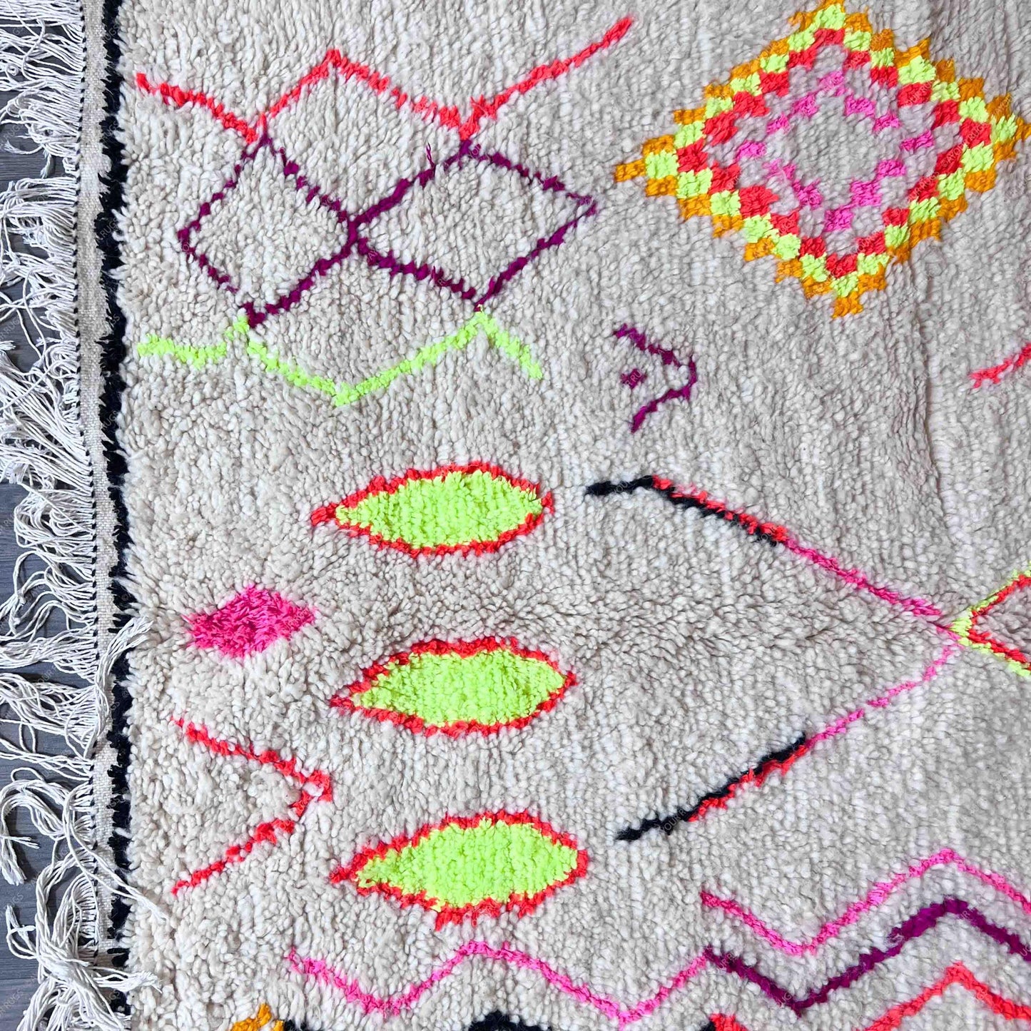 Authentic Azilal Moroccan Rug - Handwoven Wool Shag - 4.8x6.6 ft / 147x200 cm