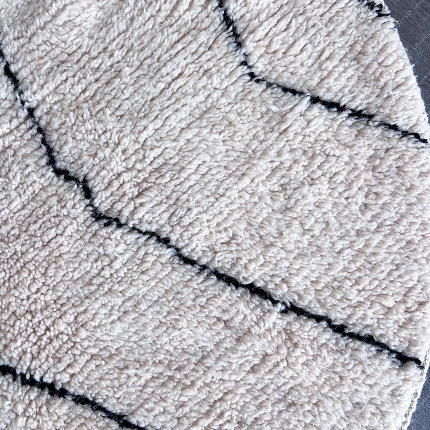Round Moroccan Berber Rug - Handwoven Wool - 4.6x4.6 ft / 140x140 cm
