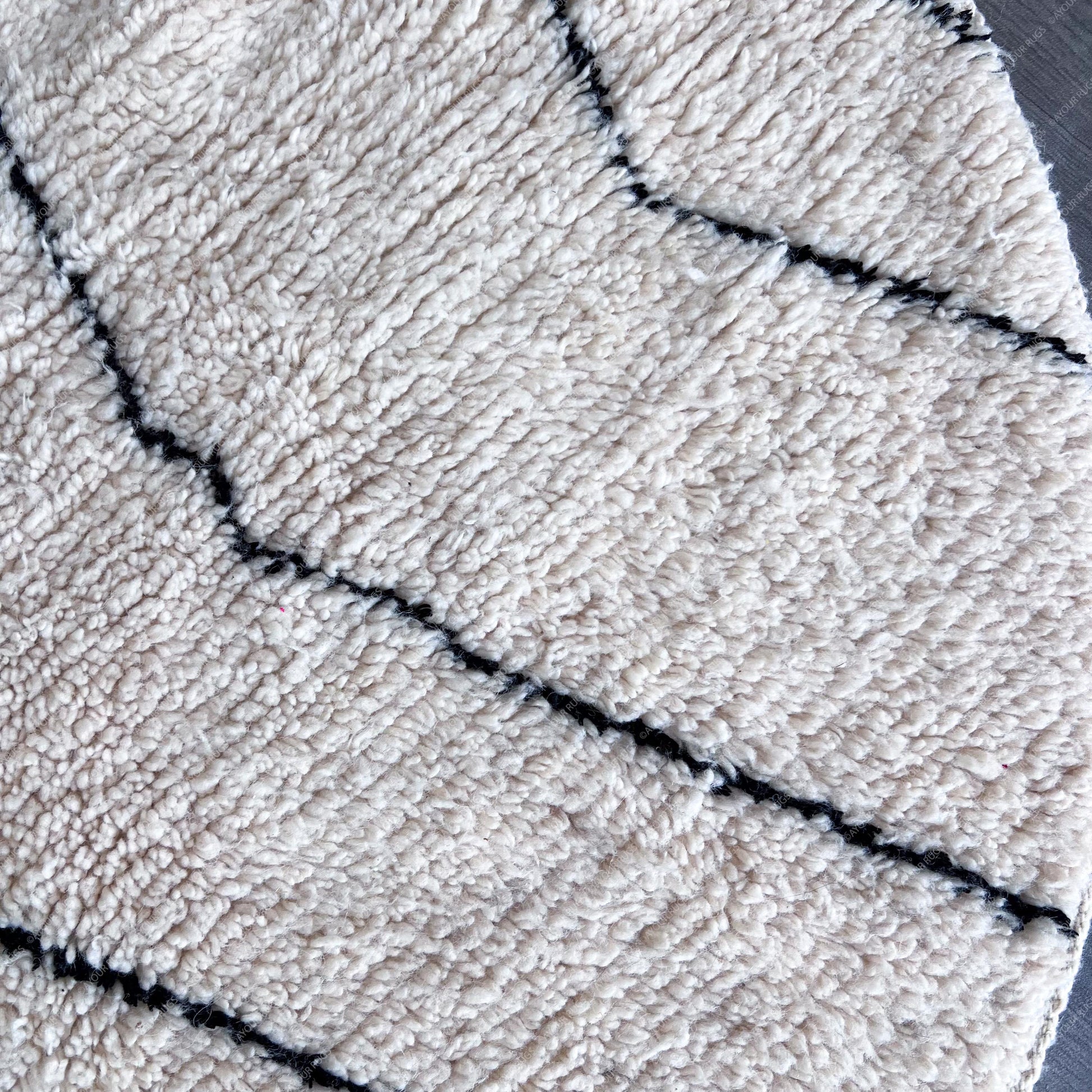 Round Moroccan Berber Rug - Handwoven Wool - 4.6x4.6 ft / 140x140 cm