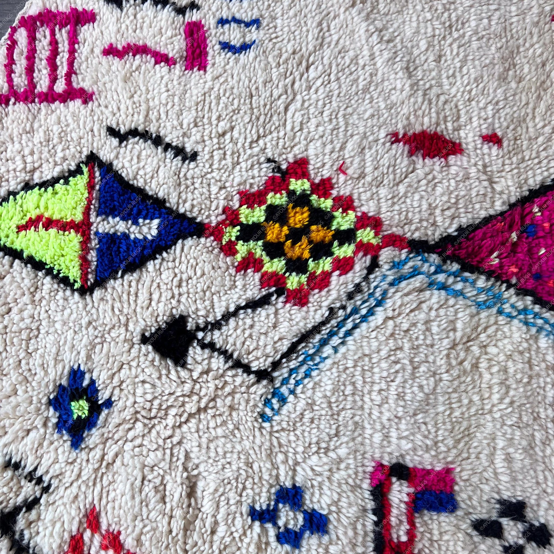 Round Moroccan Berber Rug - Handwoven Wool - 4.5x4.5 ft / 137x137 cm