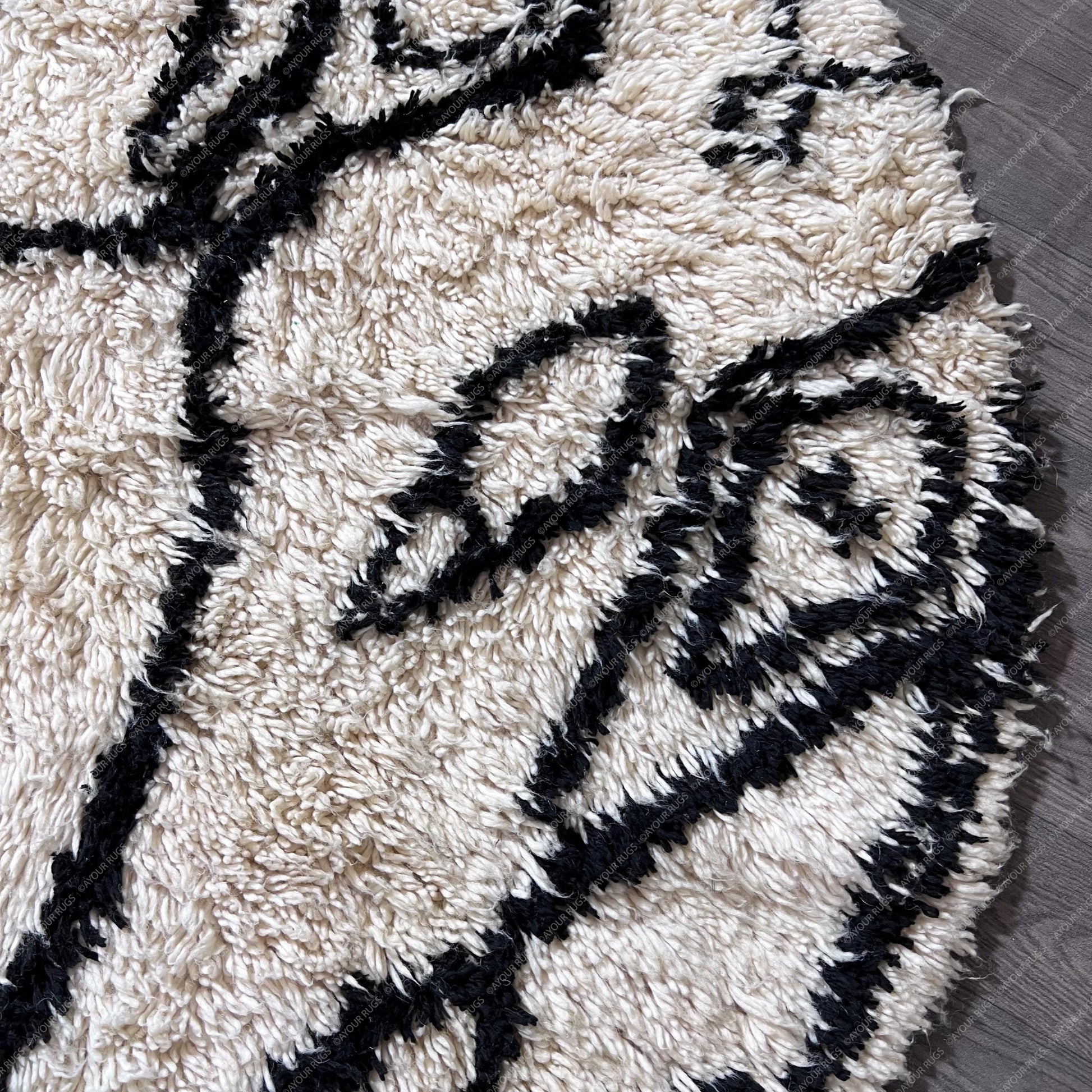 Round Moroccan Berber Rug - Handwoven Wool - 5.3x5.3 ft / 161x161 cm
