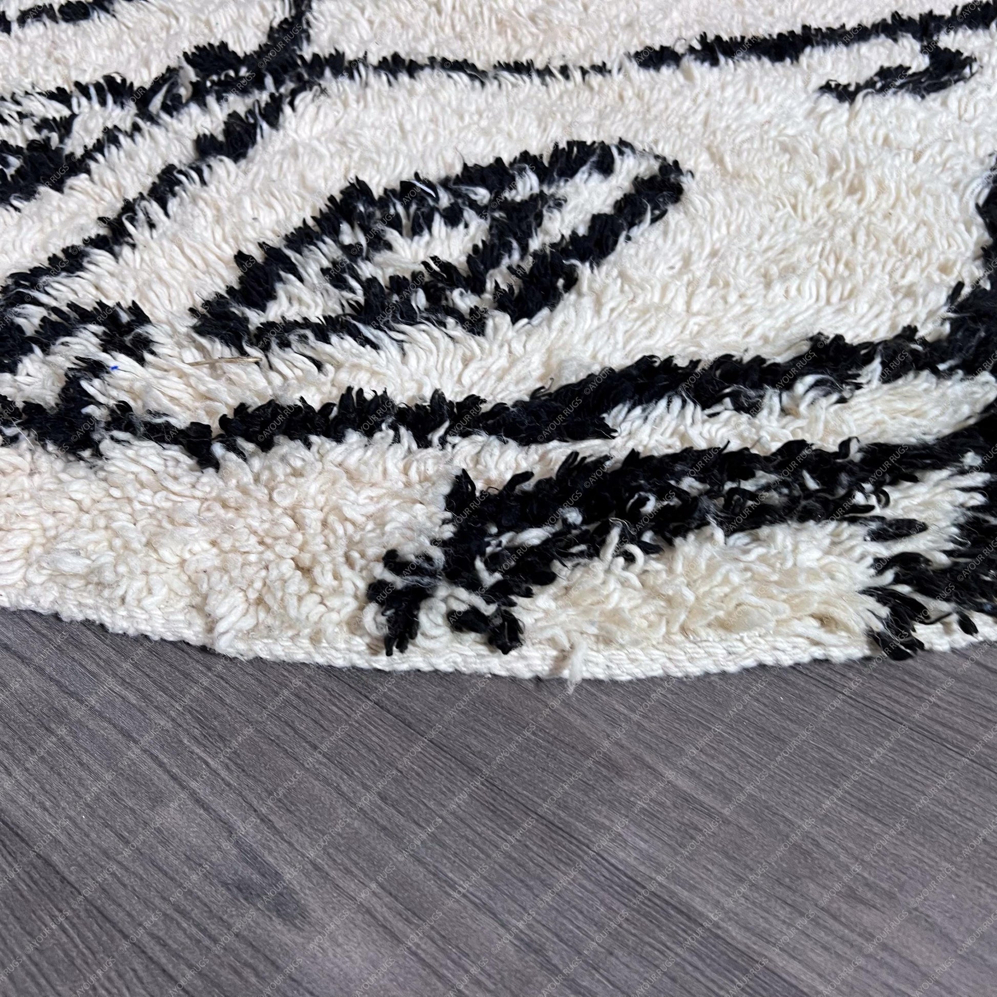 Round Moroccan Berber Rug - Handwoven Wool - 5.3x5.3 ft / 161x161 cm
