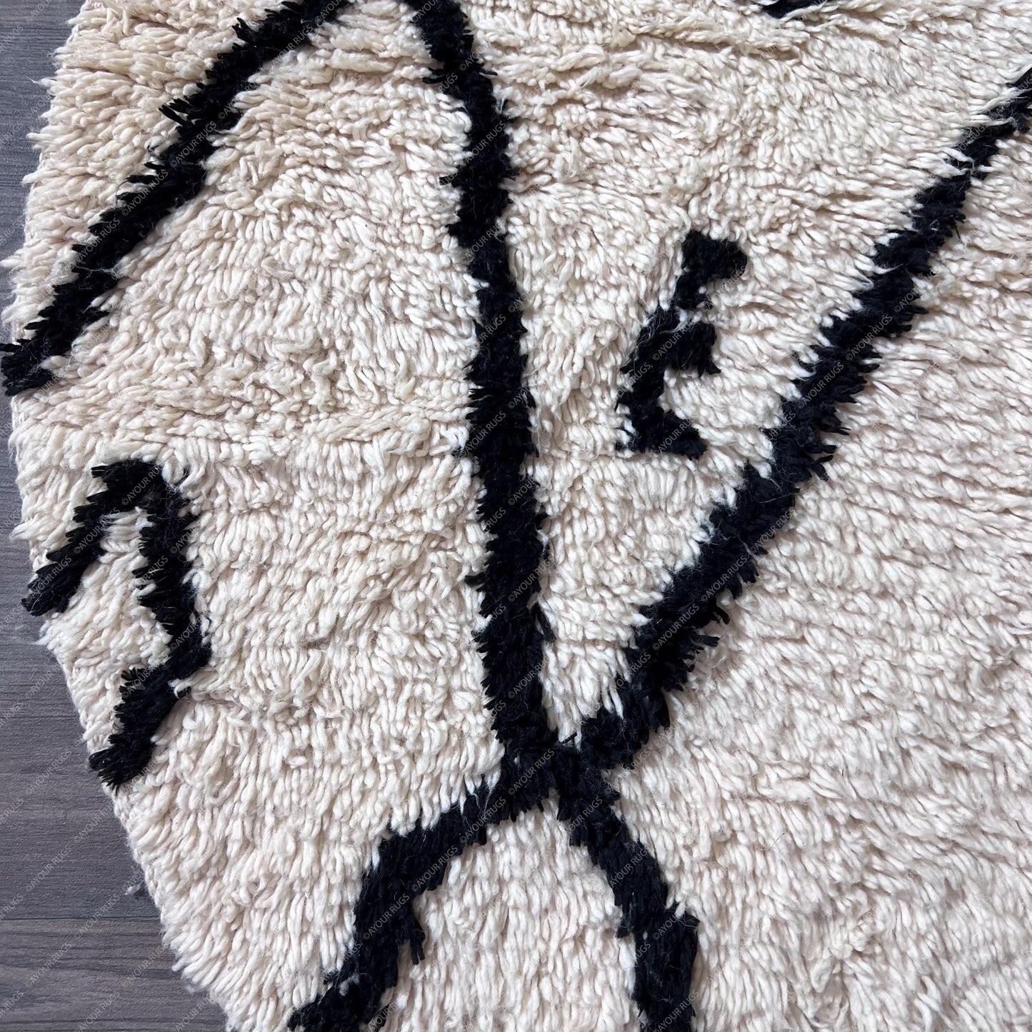 Round Moroccan Berber Rug - Handwoven Wool - 5.3x5.3 ft / 161x161 cm